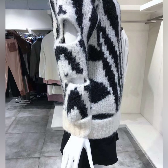 SZ XS Burberry cut-out oversized jumper NWT - Picture 10 of 16